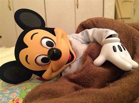Mickey Is All Snuggled Up In His Blanket Dibujo Personajes Personajes