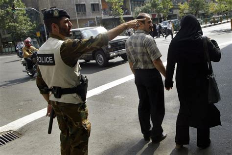 إيران الشرطة تقتل شخصاً هاجم المارة بمحطة مترو في طهران بسلاح أبيض Cnn Arabic