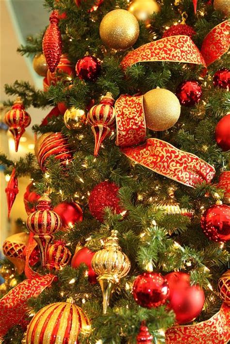 25 Beautiful Red And Gold Christmas Decor Ideas