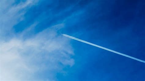 Why Do Aircraft Leave Contrails In The Sky Simple Flying