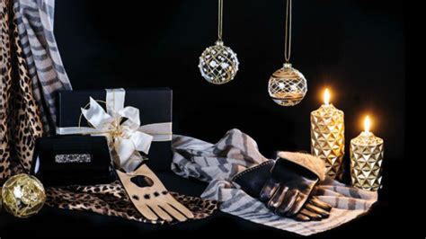 From flowers to fashion accessories all women are unique and the best way to adore this uniqueness is by presenting them with beautiful gifts. Top 10 Most Expensive Gifts for Christmas - Interior ...