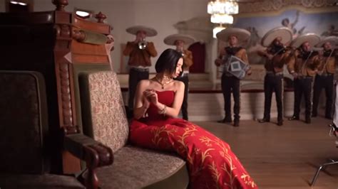 Ángela aguilar presume 6 de los vestidos que lucirá en el videoclip de no me queda más