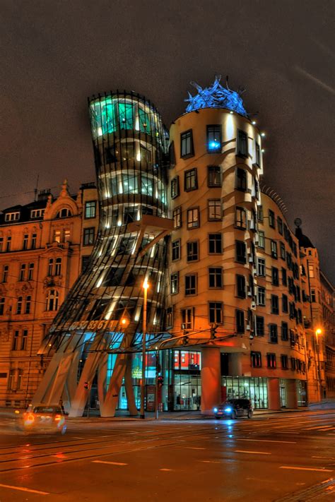 Die prager nennen das gebäude übrigens auch ginger und fred, weil es mit seiner geschwungenen linienführung an die großen tänzer ginger rogers und fred astaire erinnert. Tanzendes Haus Prag Foto & Bild | europe, czech republic ...