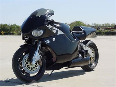The bike operates on an internal combustion engine and does not have a clutch nor a pedal, further proving why it is not meant for an open road. Самый дорогой мотоцикл: Ecosse Spirit ES1