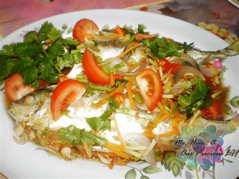 Letakkan halia dan bawang putih yang dihiris halus. Diary Ummi Hafiey: Ikan masak stim lagii (^_^)