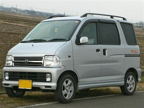 Серебристый Daihatsu Atrai вид спереди