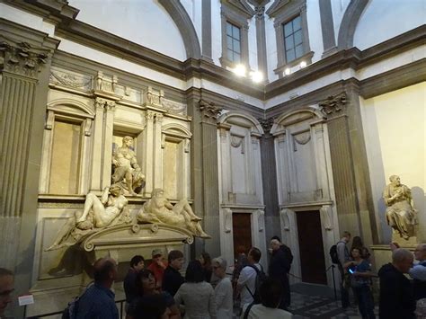 It is also very close to the fortezza da basso, the palazzo dei congressi, the business center and the basilica of san lorenzo. florenz_san-lorenzo-medici-graeber