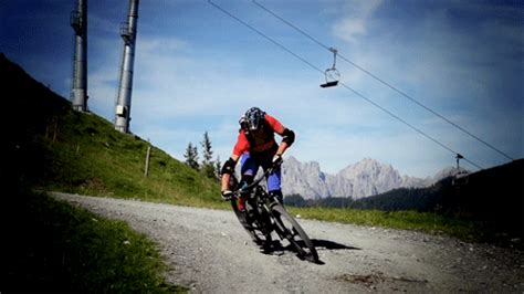 Ist der sattel zu hoch eingestellt, kann es zu schmerzen in der hüfte kommen. 5-MTB-Fahrtechnik-Training-Mountainbike-Kurven-fahren.gif ...