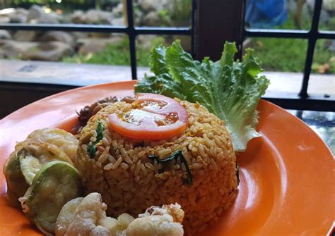 500 gram nasi putih dingin 2 buah cabai merah, iris serong 2 butir telur, kocok lepas 1 buah paha ayam, rebus, suwir 1 buah wortel, dipotong kotak, rebus 1 1/2 sendok teh garam 1/2 sendok teh gula 1/4 sendok teh merica. Bahan Membuat Nasi Goreng Yang Sehat : Nasi Goreng Nikmat ...