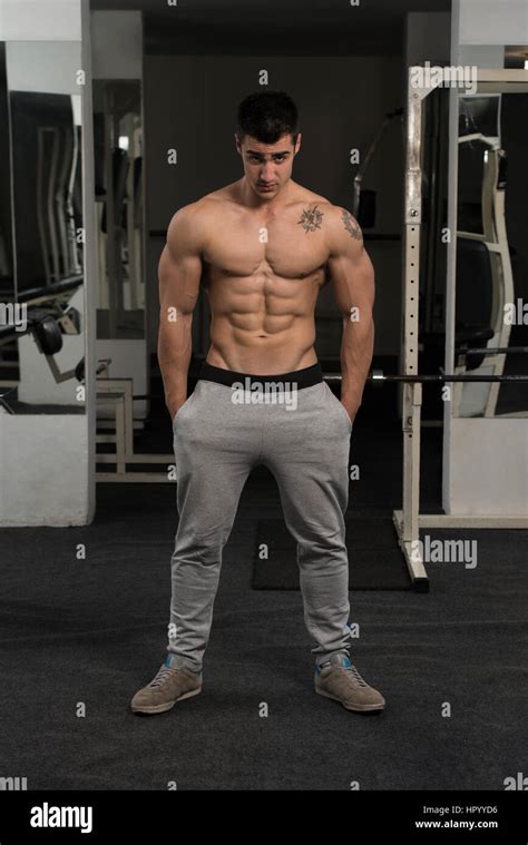 Bodybuilder Posiert In Verschiedenen Posen Zeigen Ihre Muskeln Männliche Zeigt Muskeln Spannen