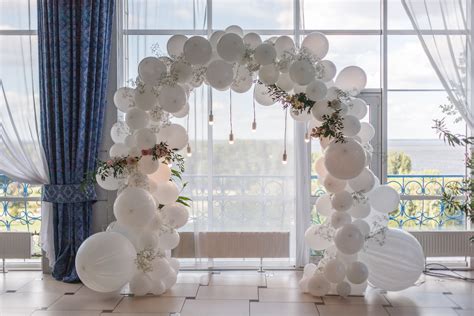 wedding balloon decor ideas zola expert wedding advice