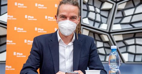 Předseda pirátů ivan bartoš se shodl s prezidentem milošem zemanem na tom, že je do současné pandemické situace potřeba vnést prvek, který zvrátí trend. Bartoš: První vlnu zvládli lidé sami. Když jim teď plivete ...