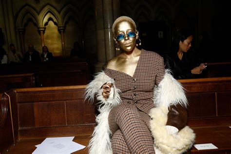 Doja Cat Wore Goldface To Paris Fashion Week—see Pics Glamour