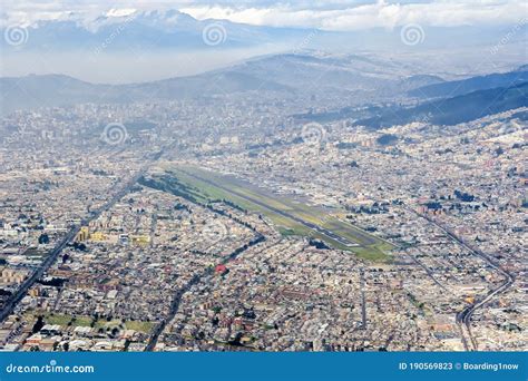 Visão Geral Da Cidade E Do Aeroporto Quito Na Foto Aérea Do Equador Foto De Stock Editorial