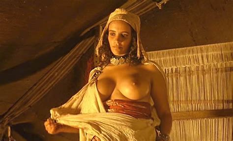 Amina annabi在庇护天空丑闻星球上的裸体胸部 xHamster