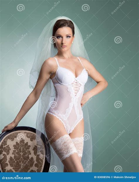 jeune jeune mariée sexy posant dans la lingerie érotique photo stock image du beau vert 83008596