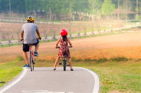 Padre E Hija Andar En Bicicleta Juntos En El Camino Concreto Dentro Del