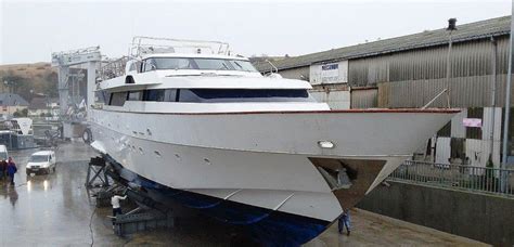 Je suis très fier de ma fille sophie tapie qui vient de sortir son nouveau single maltaisant. Port-en-Bessin. L'ex-yacht de Bernard Tapie en réparation ...