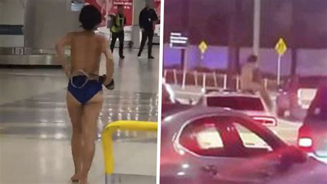 video mujer camina por el aeropuerto quitándose la ropa prenda a prenda