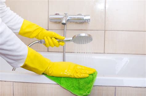 How To Clean A Bathtub 6 Ways To Restore The Shine