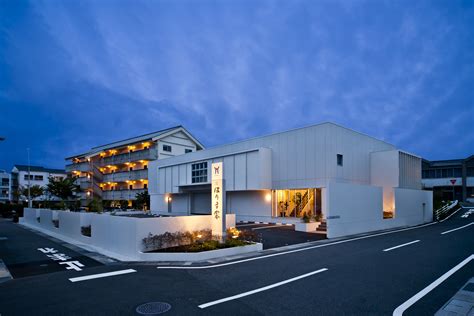 パイクの グレイジョイ家 は、 ウェスタロス の 諸名家 のうちの1つである。ウェスタロスの西海岸に位置する、厳しく荒涼とした島々、 鉄諸島 をパイク城から支配している。領主はパイクの城主でもある。 事業者詳細 - 高知県産品データベース