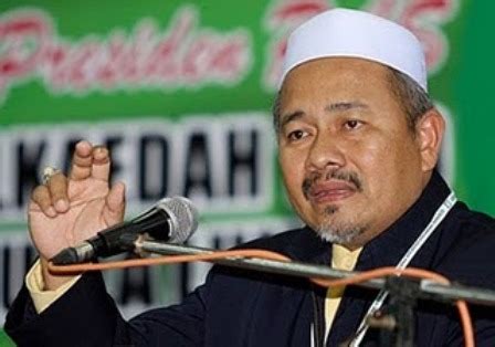 Bendera malaysia jalur gemilang memberi maksud bahawa jalur ataupun bendera itu adalah simbol kecemerlangan negara malaysia juga rakyat malaysia dalam 4 jalur berwarna merah dan putih yang sama lebar menunjukkan 13 buah negeri anggota dan sebuah wilayah persekutuan yang memiliki. PAS Jamin Tak Ubah Bendera | Ibnushukran