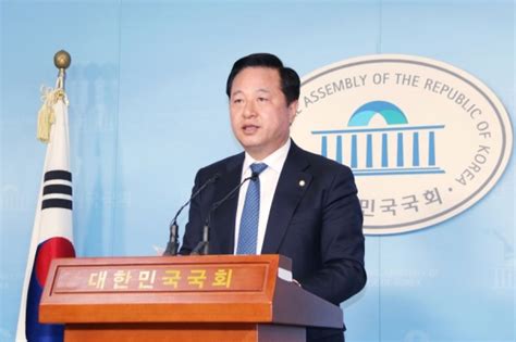 이언주 전 의원은 변성완 전 권한대행과 맞대결에서도 1차 여론 조사의 우세를 지키지 못했습니다. 김두관·김영춘·민홍철·이상헌·전재수 의원, '부·울·경 ...