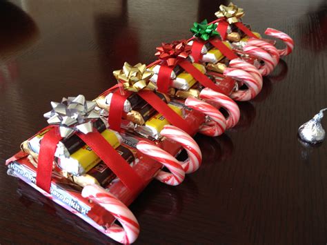Candy Cane Sleighs Great Idea For Friends Two Candy Canes A Kit Kat