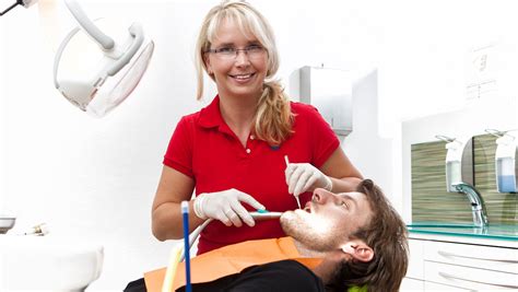 Zu hause bestehen alle möglichkeiten der mechanischen zahnreinigung. Professionelle Zahnreinigung - Zahnarzt Dresden