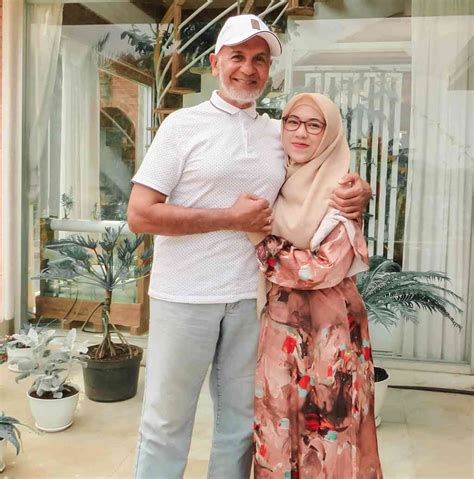 Mark sungkar menyebut kalau awal mula tertarik dengan santi asoka mala berawal dari wawancara. 10 Potret Santi Asoka Mala, Istri Mark Sungkar yang Miliki ...