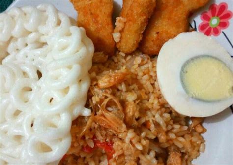 Membuat nasi goreng sangat simpel dan praktis , nasi yang digoreng kemudian diaduk dengan bumbu seperti bawang merah, bawang putih, lada salah satu nasi goreng khas indonesia adalah nasi goreng rumahan spesial yang dapat anda hidangan menjadi menu utama di tengah keluarga. 25+ Resep Nasi Goreng Magelangan Sederhana