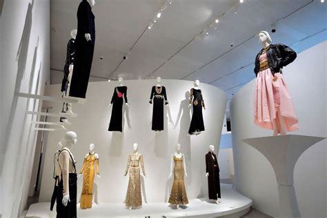 Mets Sumptuous Lagerfeld Show Focuses On Works Not Words