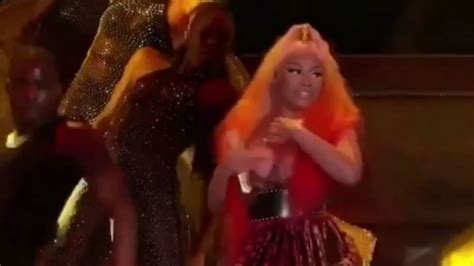 Nicki Minaj tuvo una falla con su vestuario y enseñó las boobs en pleno