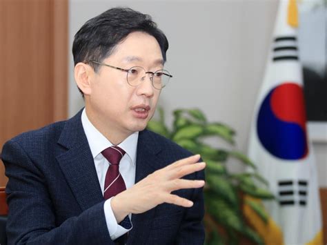 서울대학교 재학 시절 학생운동가로 활동했으며 이후 정계에 입문해 참여정부 연설기획비서관직과 제20대 국회의원직을 역임했다. 신년사 김경수 경남지사 "혁신성장 가속화·도민 체감하는 변화 ...