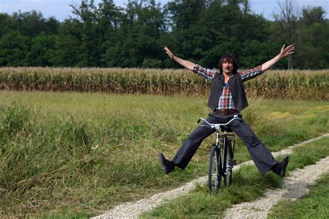 Novak đoković je zlikovac koji je bio potreban tenisu, on doživljava poniženja zbog svojih poteza, kontroverzan je i bolje bi mu bilo da začepi! Kolosej - Filmi - Traktor, ljubezen in rock'n'roll