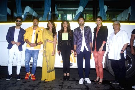 Khurana'nın ilk bollywood projesi , tüm zamanların en yüksek hasılat yapan hint filmlerinden biri olarak ortaya çıkan ve ona birçok ödül. Trailer launch of film "Happy Phirr Bhag Jayegi" - Jassi ...