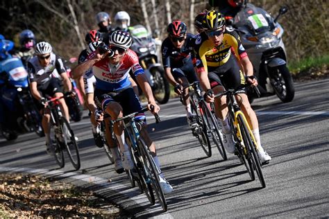 Mathieu van der poel meraih kemenangan di strade bianche pada hari sabtu, mengalahkan beberapa nama terbesar di peloton dalam final alaphilippe memimpin grup ke 600 meter terakhir sebelum van der poel mengambil alih di depan. Hoe breekt het wielerpeloton de almacht van Van der Poel ...