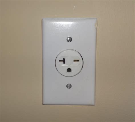 Does Anyone Know If These Exist Usa 220v To 110v Outlet Converter
