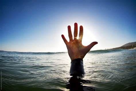 Hand Reaching Up Out Of The Surface Of The Ocean Del Colaborador De