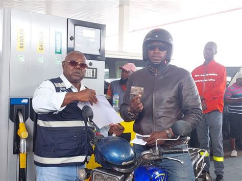 Jornal De Angola Notícias Taxistas E Moto Taxistas Recebem Cartões De Subvenção Da Gasolina