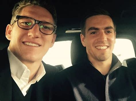 Nanu? Schweinsteiger seriös mit Brille und Anzug ...