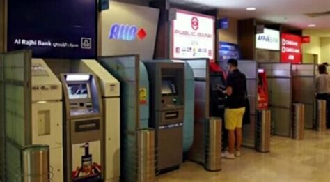 Waktu operasi mesin pengeluaran wang automatik (atm) kini dihadkan dari 8 pagi hingga 8 malam bagi mengawal pergerakan orang ramai sepanjang tempoh perintah kawalan pergerakan (pkp). ATM beroperasi 24 jam mulai hari ini, pengecualian caj RM1 ...