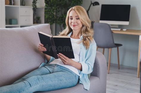 Photo Portrait Woman Blonde Hair Sitting On Couch Reading Book Chilling