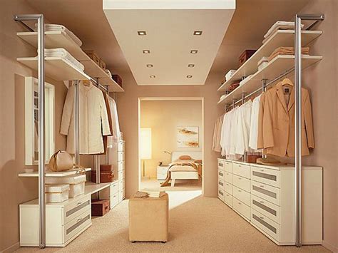 La realizzazione delle due antine con chiusura persianata è necessaria per impedire la formazione di condensa e umidità all'interno dell'armadio. Cabina armadio: illuminazione, cartongesso, fai da te, Ikea