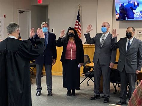 Newly Elected County Supervisors Take Oaths Of Office