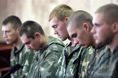 ウクライナで拘束のロシア兵10人、兵士交換で帰還 写真4枚 国際ニュース：afpbb News