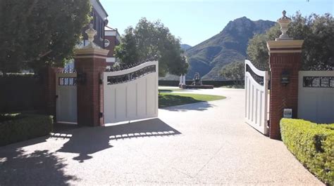 Let's discover, how rich is wayne gretzky in this year? Wayne Gretzky Is Selling His Thousand Oaks Home Again ...