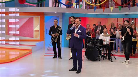 As fãs do cantor ficaram invejosas com o. Marco Paulo apresenta o seu novo disco - Praça da Alegria