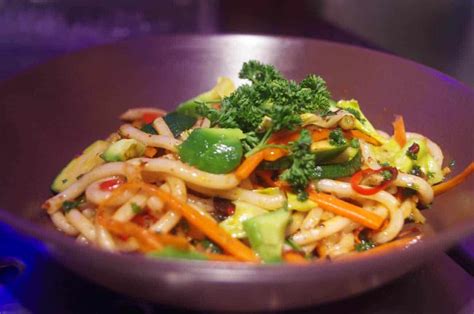 Gebratene Asia Nudeln mit Gemüse vegetarisches Rezept