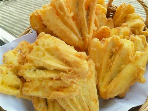 Nah, itulah resep koloke ayam dengan sambal asam manis yang gurih dan juga renyah. Resep Pisang Goreng Tepung, Gurih dan Renyah! | Indozone.id